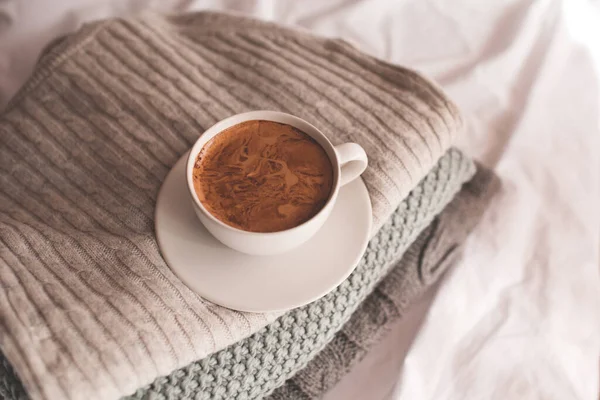 Taza Café Con Espuma Que Permanece Pila Suéteres Punto Cerca — Foto de Stock