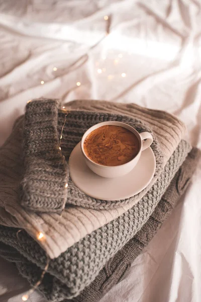 Una Taza Café Prendas Punto Cerca Temporada Vacaciones Invierno Buenos —  Fotos de Stock