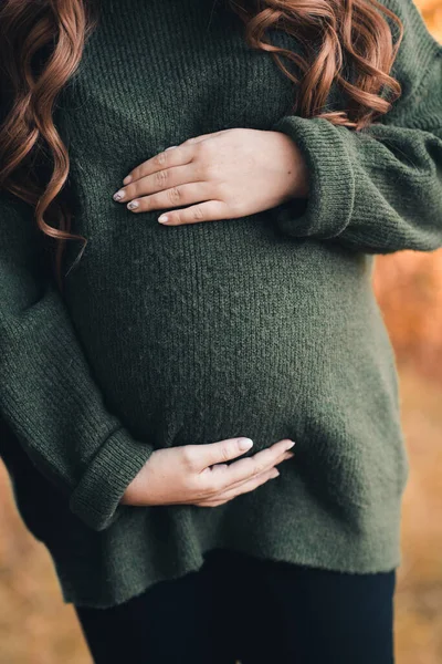 Femme Enceinte Portant Pull Tricoté Tenant Ventre Avec Les Mains — Photo