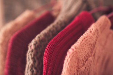 Kaledeki askılara örülmüş giysiler. Yakından. Kış mevsimi.