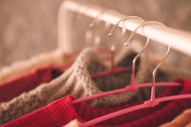 Kaledeki askılara örülmüş giysiler. Yakından. Kış mevsimi.