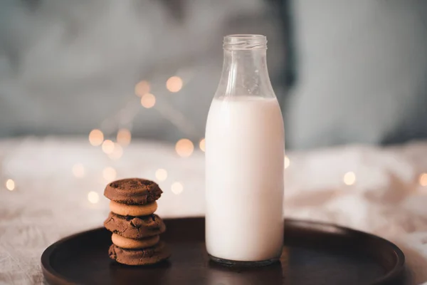 Bouteille Verre Avec Lait Frais Pile Biscuits Chocolat Sur Plateau — Photo