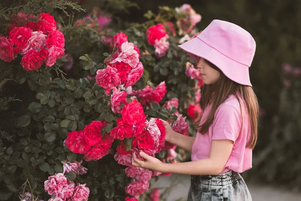 Nettes Kind Mädchen Jahre Alt Tragen Hut Und Sommerkleidung Posiert — Stockfoto