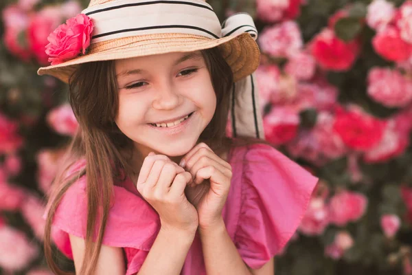 Cute Dziewczynka Roku Życia Nosić Kapelusz Letnie Ubrania Pozowanie Róż — Zdjęcie stockowe