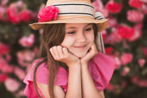 Schattig Kind Meisje Jaar Oud Dragen Hoed Zomerkleding Poseren Met — Stockfoto