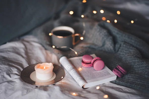 Tasse Thé Blac Avec Bougie Brûlante Parfumée Avec Livre Papier — Photo