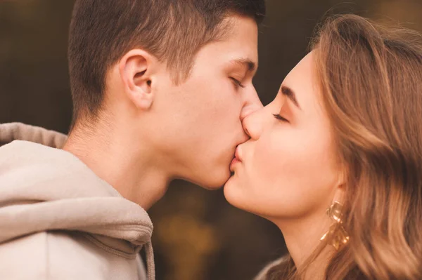 Ευτυχισμένο Ζευγάρι Αγόρια Και Κορίτσια Φιλιούνται Έξω Ρομαντικά Συναισθήματα — Φωτογραφία Αρχείου