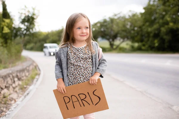 Jolie Jolie Enfant Fille Ans Voyage Avec Panneau Écrit Main — Photo