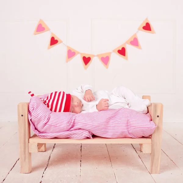 Bambino che dorme sul letto morbido — Foto Stock