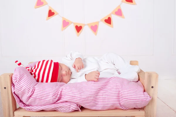 Bambino che dorme sul letto morbido — Foto Stock