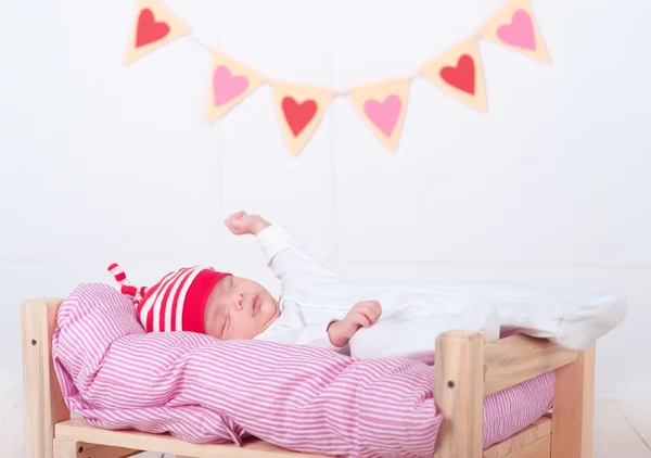 Baby boy sova på mjuka sängen — Stockfoto