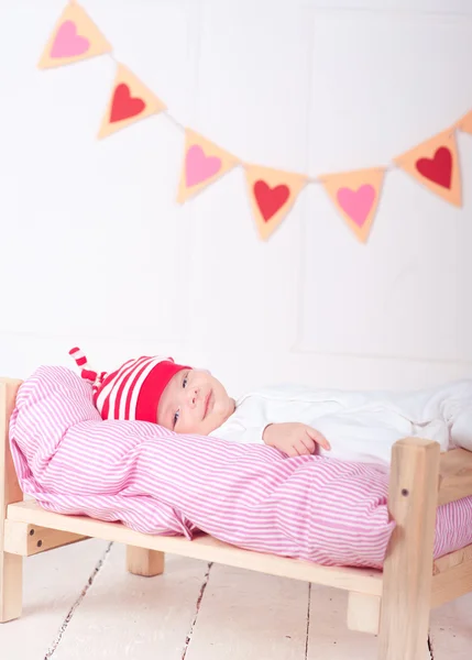 Bambino sdraiato a letto — Foto Stock