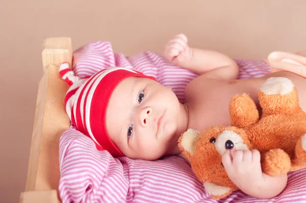 クマのぬいぐるみと寝ている男の子の赤ちゃん — ストック写真