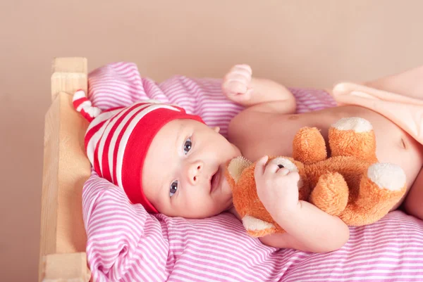 クマのぬいぐるみと寝ている男の子の赤ちゃん — ストック写真