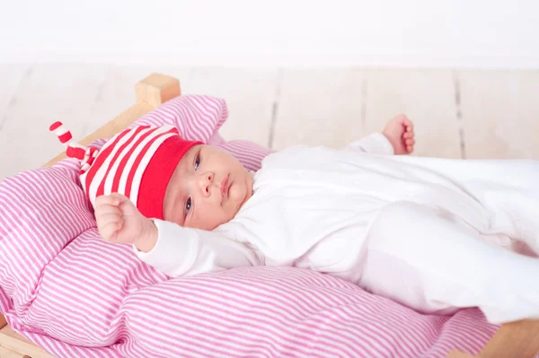 Erkek yatakta yatarken şirin bebek