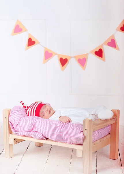 Baby liggend in bed — Stockfoto