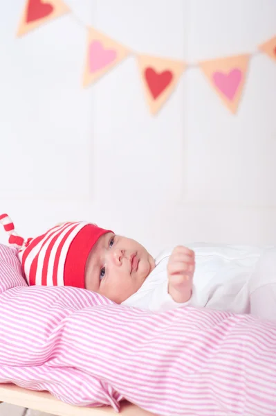 Babyjongen liggend in bed — Stockfoto
