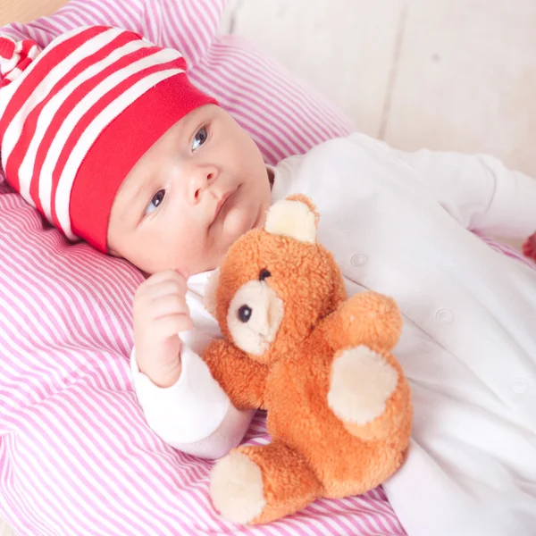 Baby boy sova med nallebjörn — Stockfoto