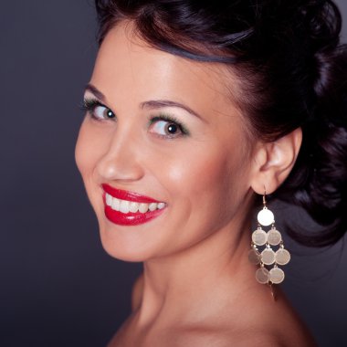 Gülümseyen genç güzel kadın