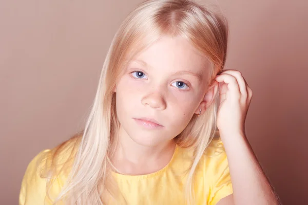 Bonito loira criança menina — Fotografia de Stock