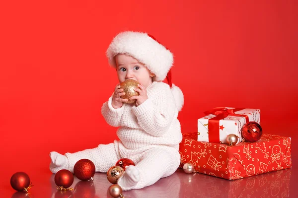 Bambino che gioca con decorazioni natalizie — Foto Stock