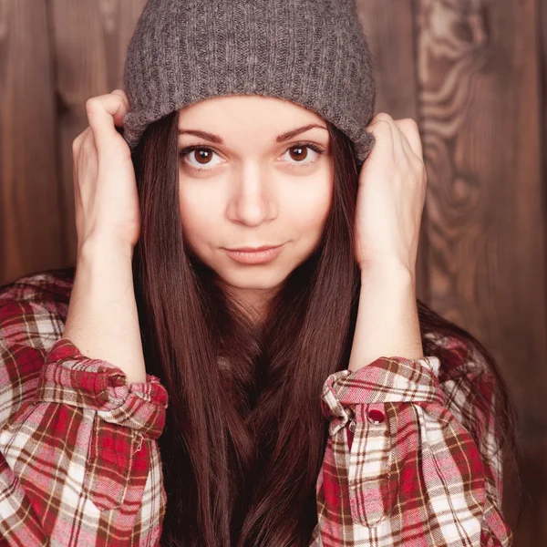 Meisje in geruite shirt en hoed — Stockfoto