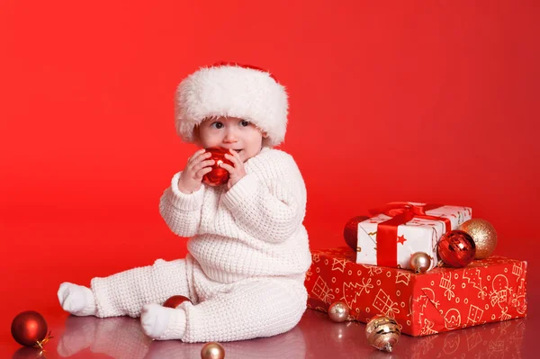 Bébé garçon avec cadeaux — Photo