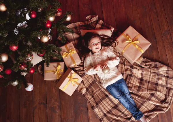 Kleines Mädchen mit Geschenken — Stockfoto