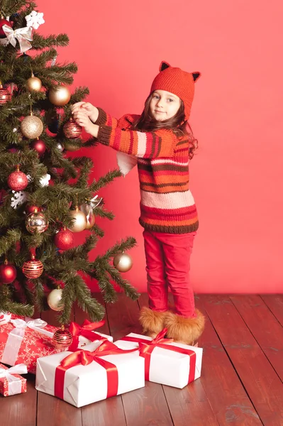 Kleines Mädchen mit Geschenken — Stockfoto