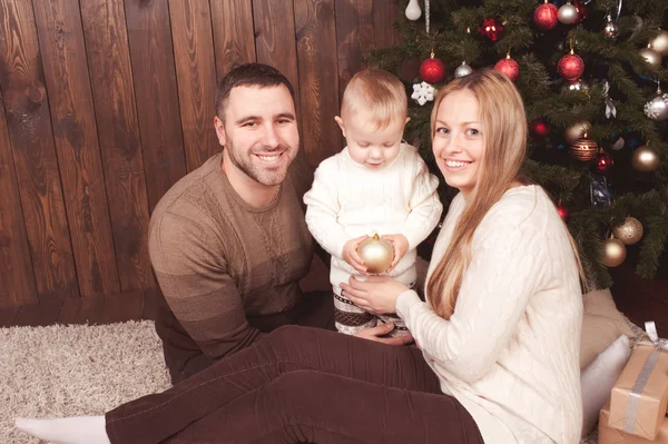 Famiglia festeggiare il Natale — Foto Stock