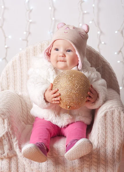 Bebé sosteniendo la bola de Navidad — Foto de Stock