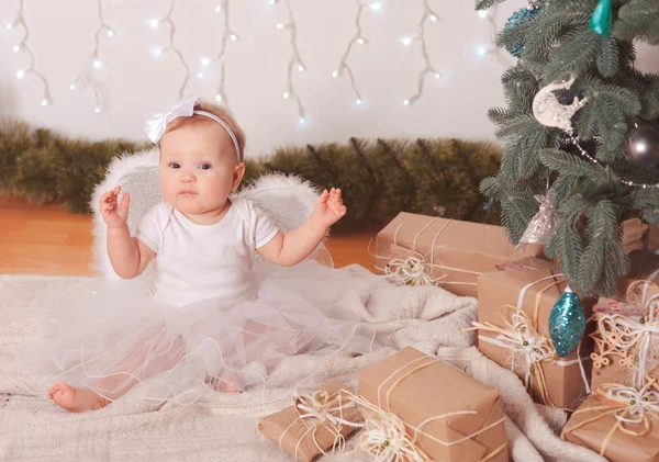 Babymeisje met kerstcadeaus — Stockfoto