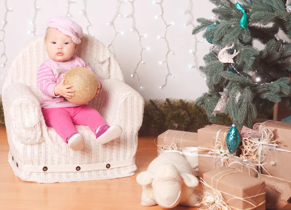 Babymeisje, zittend op een stoel — Stockfoto