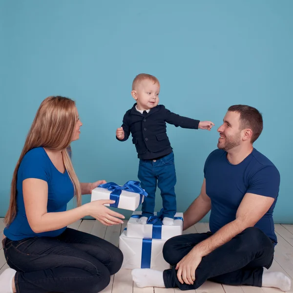 Family unpacking presents — Stock Photo, Image