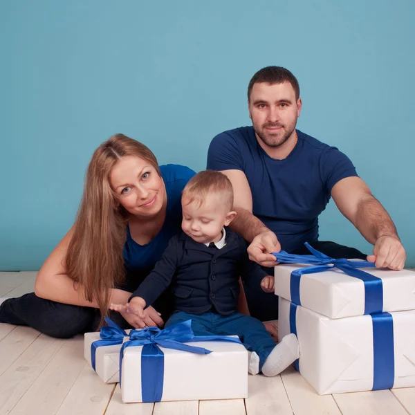 Rodzina rozpakowywania prezentów — Zdjęcie stockowe