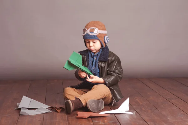 Garçon avec des avions en papier — Photo