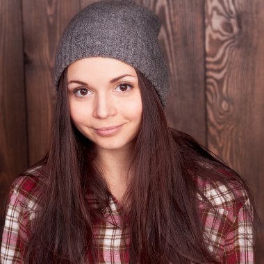 Kışlık şapkalı kız