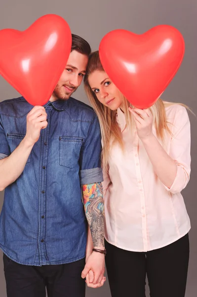 Pareja enamorada de globos cardíacos —  Fotos de Stock