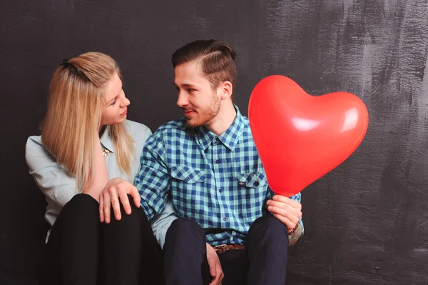 Par i kärlek med hjärtat ballonger — Stockfoto