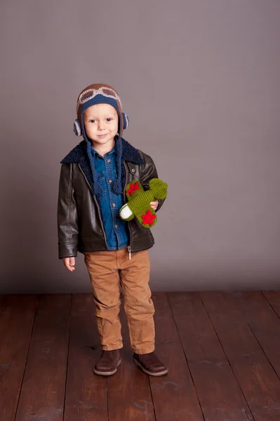 Menino com avião de brinquedo — Fotografia de Stock