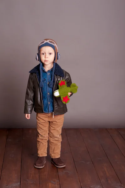 Дитячий хлопчик з іграшковим літаком — стокове фото