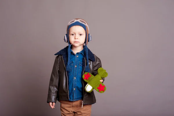 Menino com avião de brinquedo — Fotografia de Stock