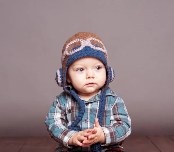 Kleiner Junge mit gestrickter Fliegermütze — Stockfoto