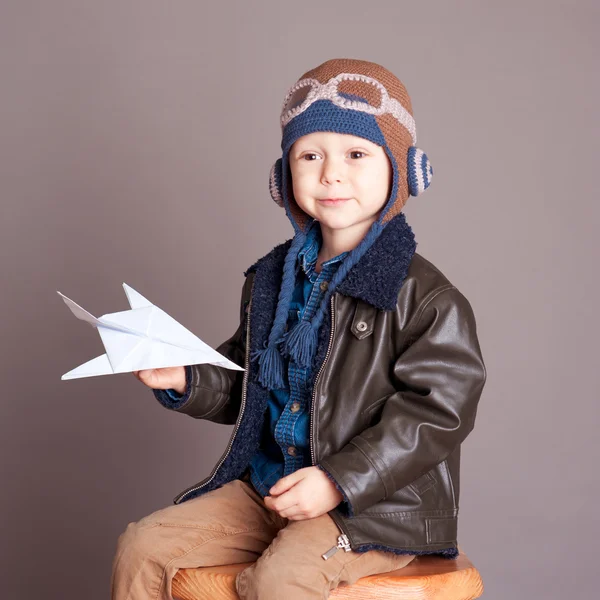 Menino brincando com avião de papel — Fotografia de Stock