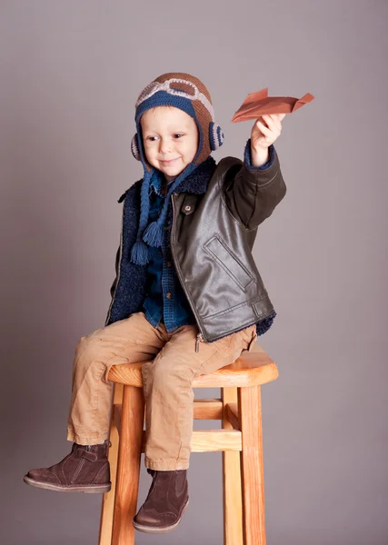 Pojke leker med papper plan — Stockfoto