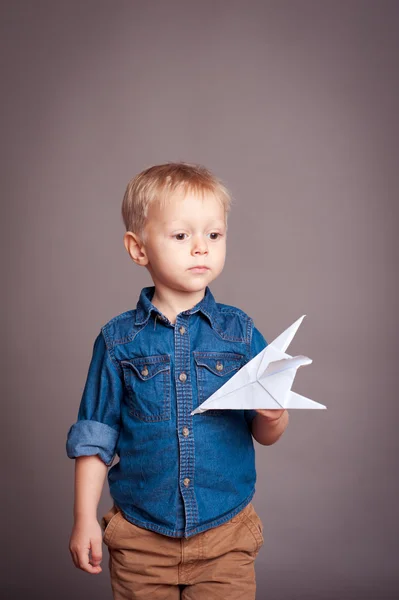 Petit garçon avec avion en papier — Photo