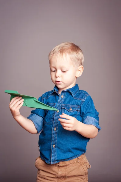 Petit garçon avec avion en papier — Photo