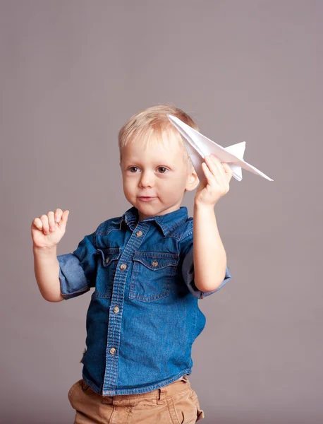 Petit garçon avec avion en papier — Photo