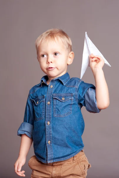 Kleine jongen met papier vliegtuig — Stockfoto