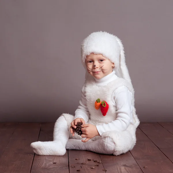 Chlapec, oblečený jako králík — Stock fotografie